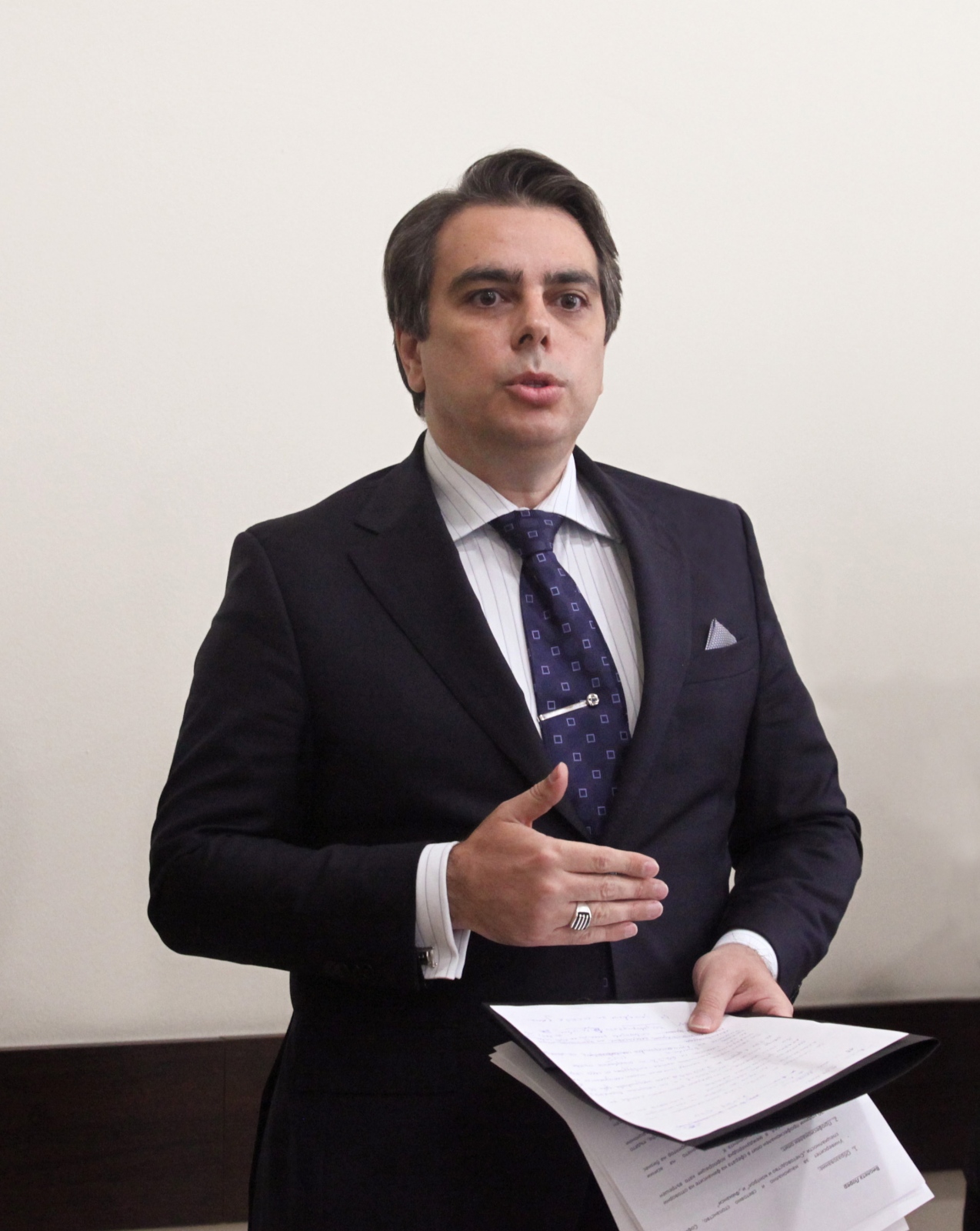 Служебният финансов министър Асен Василев смята, че канадският инвеститор "Дънди